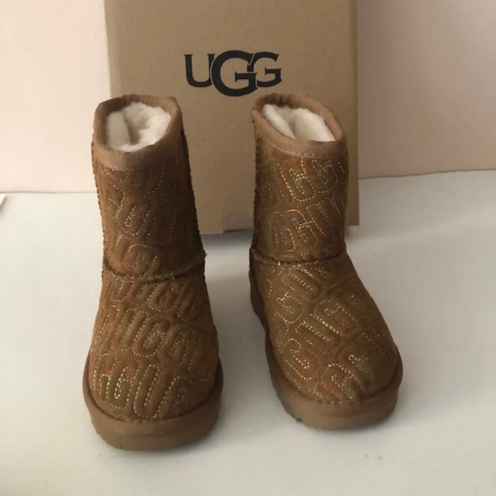 UGG Classic II Graphic Stitch Leather Kids' Short Boot for boy or girl. Size: 6